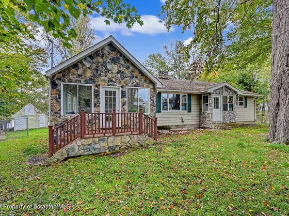 31 N 4th St, Gouldsboro, PA 18424