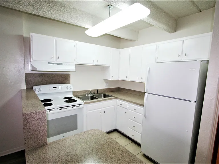 205-1085 Pearl St #205 — Photo 3