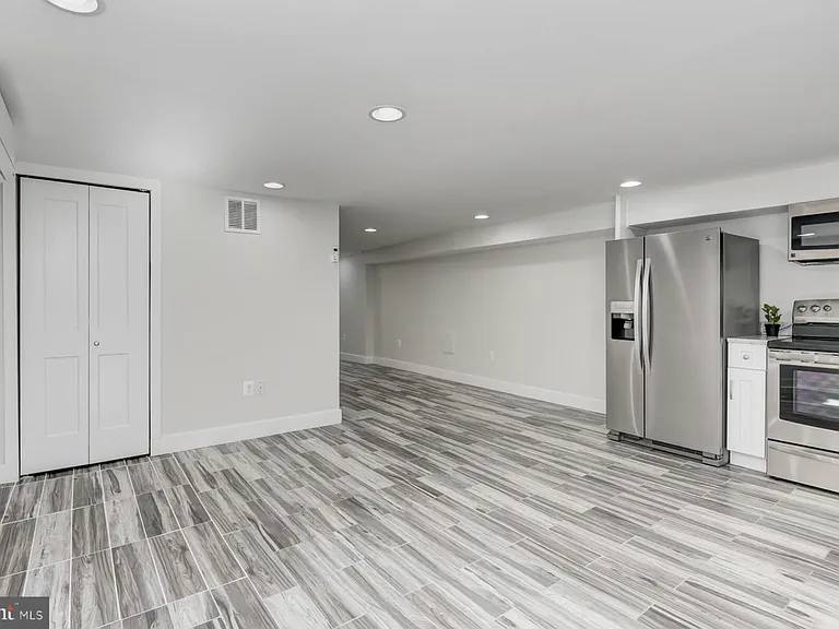 909 Delafield Pl NW #B — Photo 3