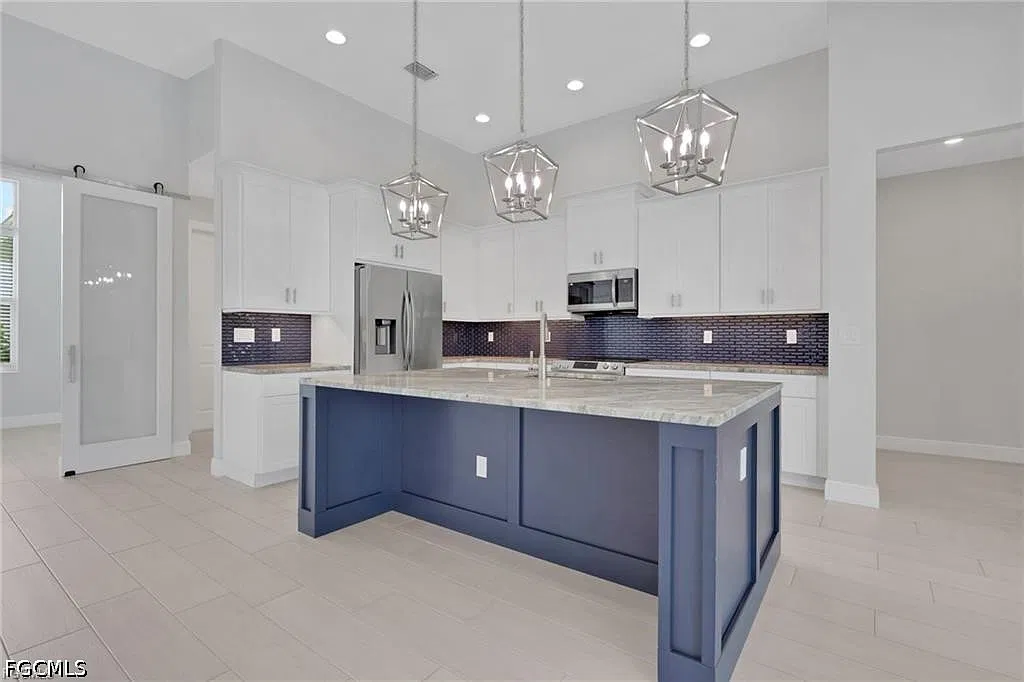 3 bed, 2.0 bath, 2273 sqft, $3,200 — Photo 3