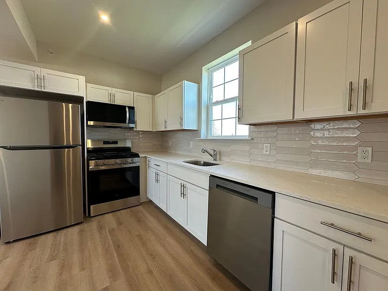 88 Louis St — Photo 2