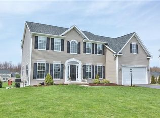 26 Finch Wood Ln, Penfield, NY 14526