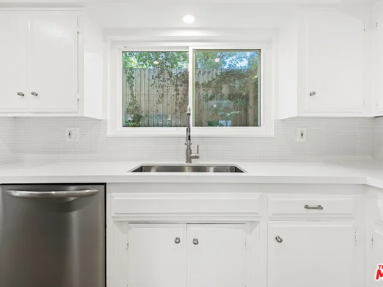 3101 N Beachwood Dr — Photo 13
