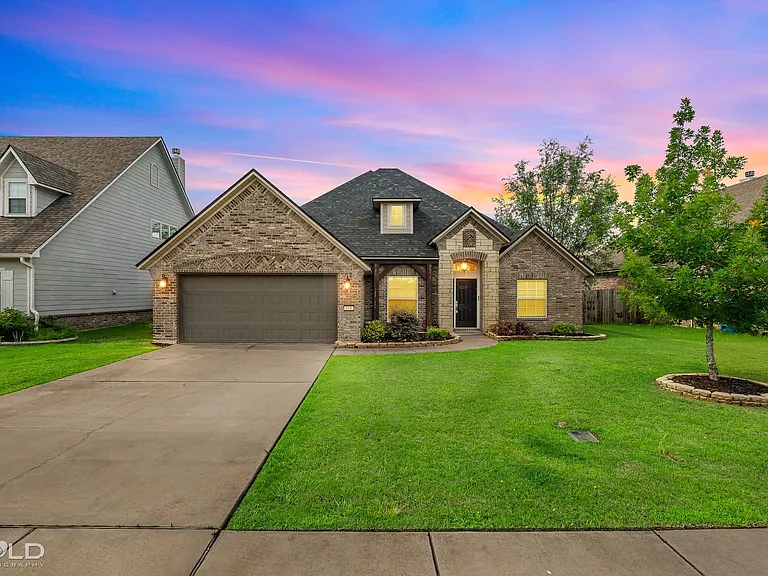 619 Labarre Ln — Photo 2