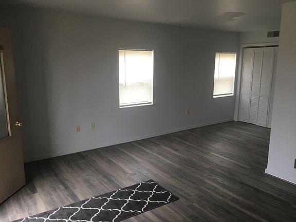 3rd image of 211 Oakview Dr #20