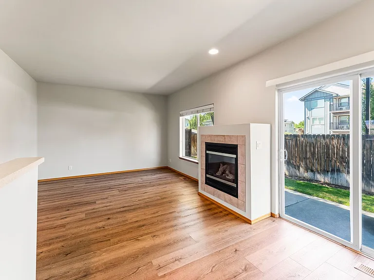 1560 SW Reindeer Ave — Photo 5