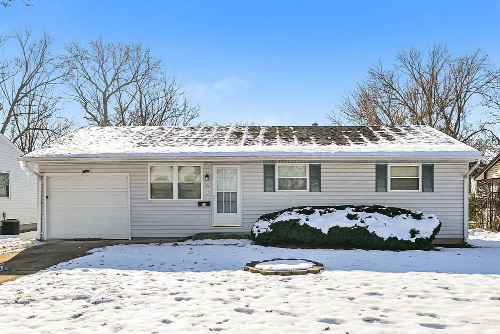 3 bed, 1.0 bath, 927 sqft, $1,460 — Photo 1