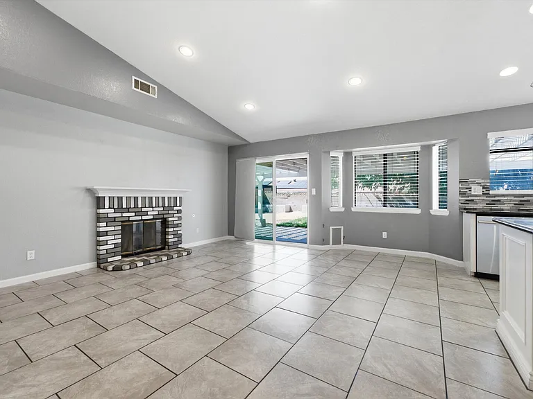 3129 Golfwood Ct — Photo 9