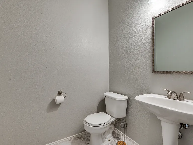 817 Pryor Dr — Photo 19