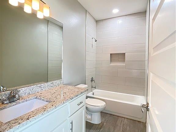 5th image of 2108 Davenport St #2
