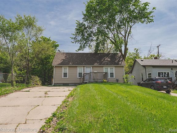 2nd image of 744 Saint Clair St