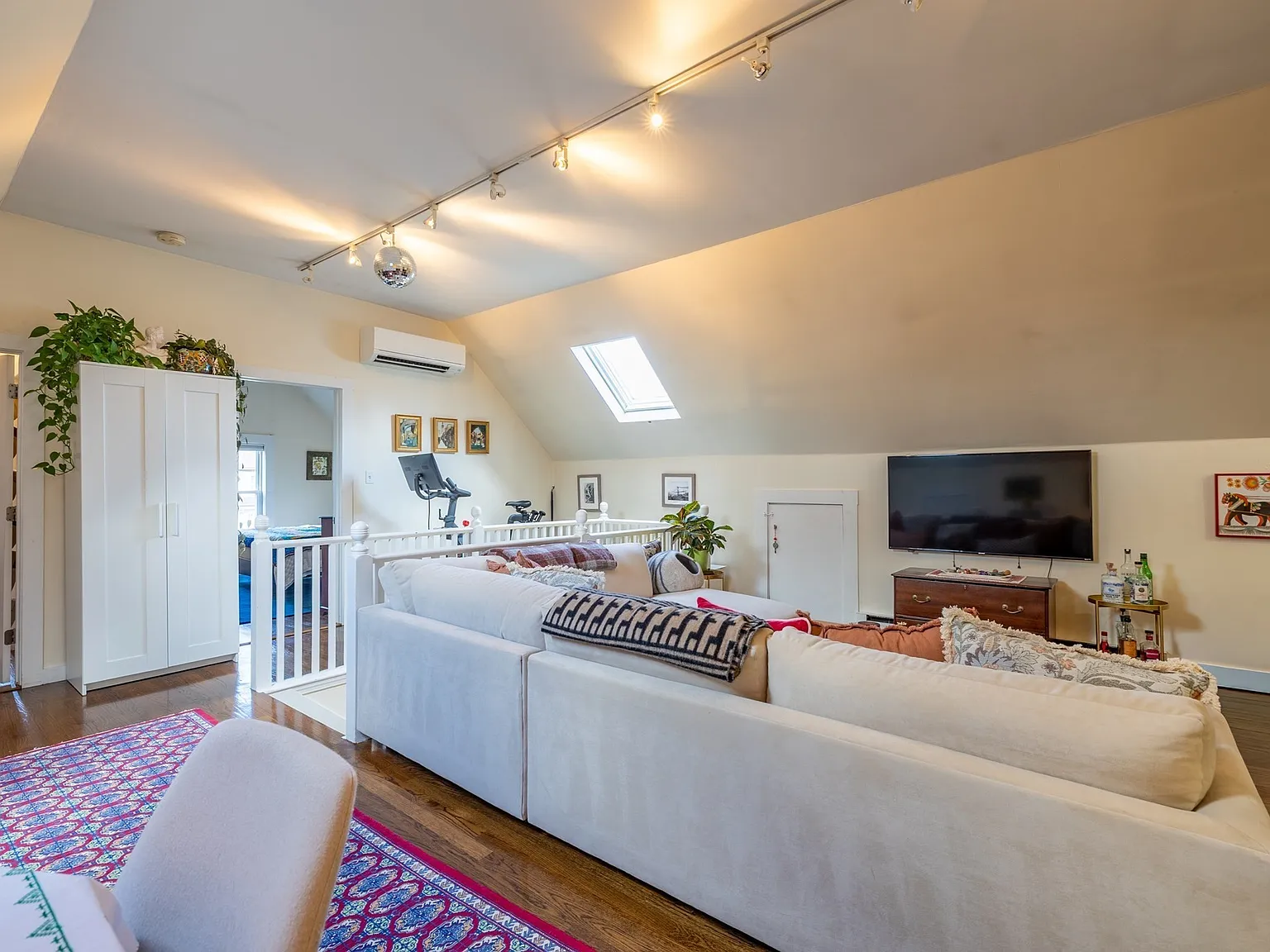2 bed, 1.0 bath, 1003 sqft, $2,700 — Photo 3