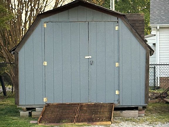 3rd image of 409 Green Valley Dr