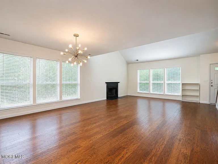 10 Madison Ct — Photo 4