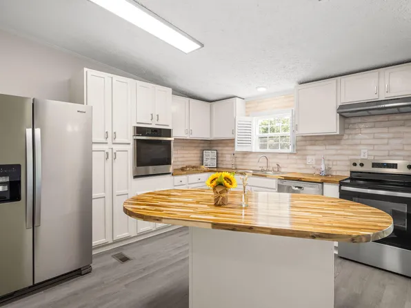 100 Blueberry Dr, Selma, NC 27576