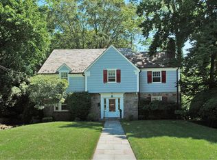 162 Manhasset Woods Rd, Manhasset, NY 11030