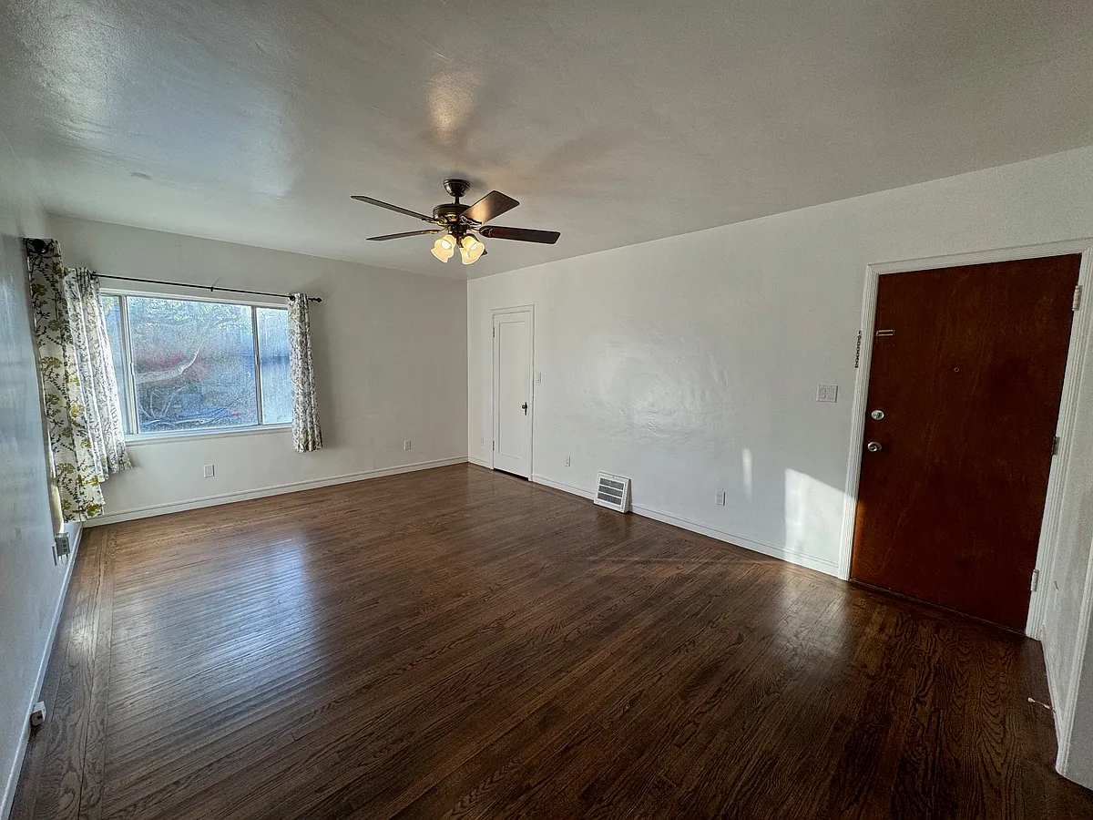 Building Photo - 1047 Santa Clara Ave #2