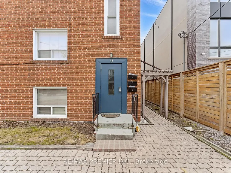 9 Bracebridge Ave #LOWER — Photo 2