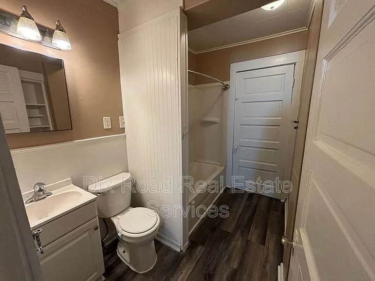 123 N Miami St — Photo 22