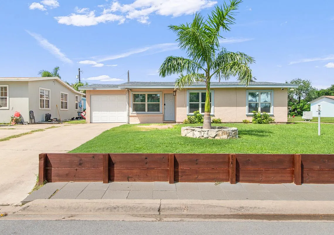 3 bed, 1.0 bath, 939 sqft, $2,400 — Photo 1