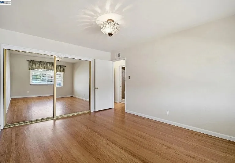930 Castle St — Photo 25