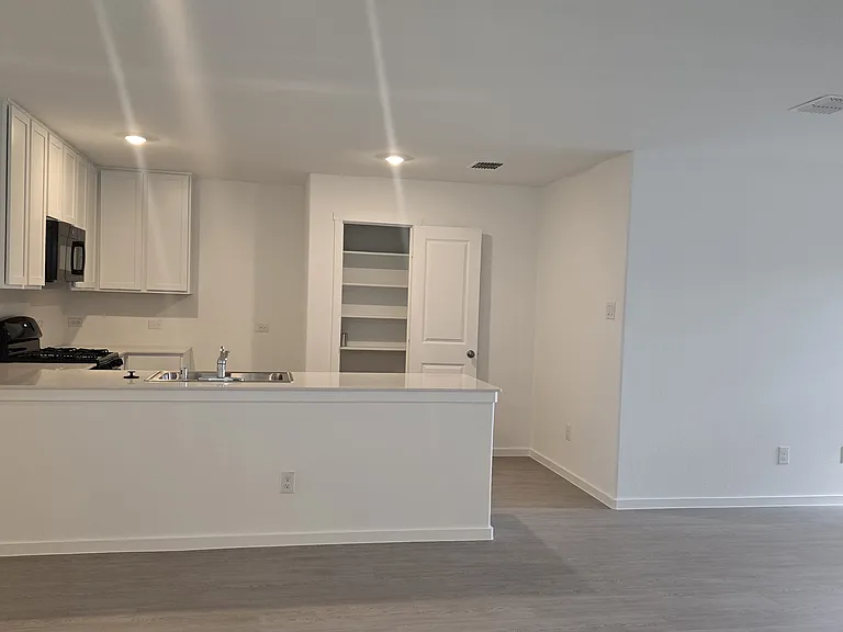 7916 Rutherford Ln — Photo 6