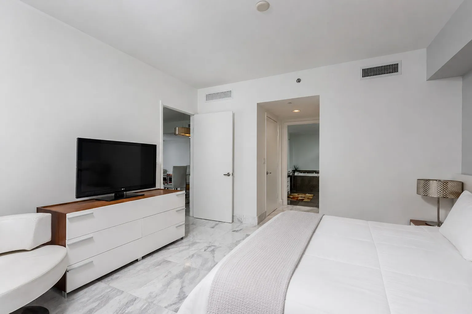 2 bed, 1450 sqft, $5,200 — Photo 2