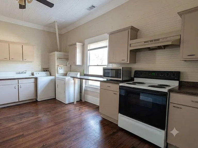 700 Radford St — Photo 2