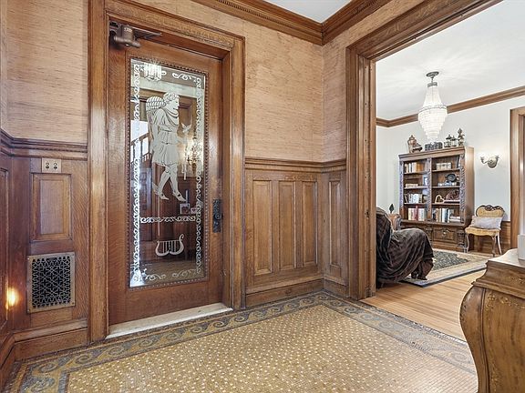 4th image of 270 Maple St