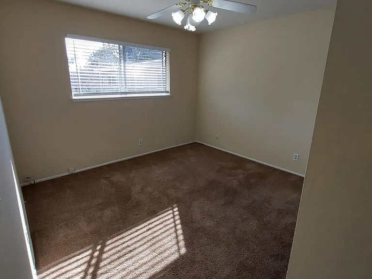 3227 Williamsburg Dr #4 — Photo 7