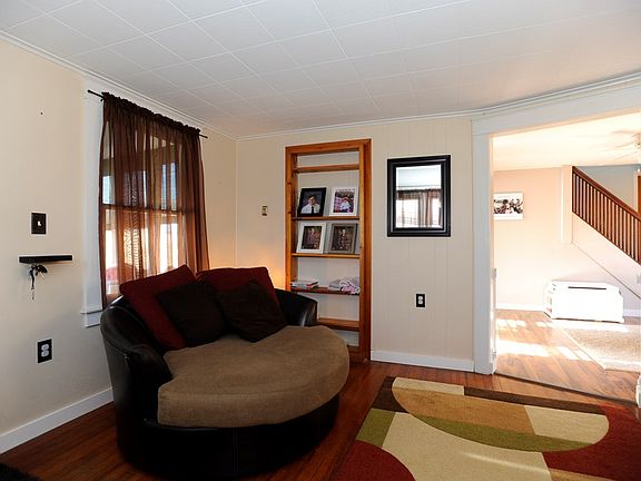 4th image of 125 E 8th St