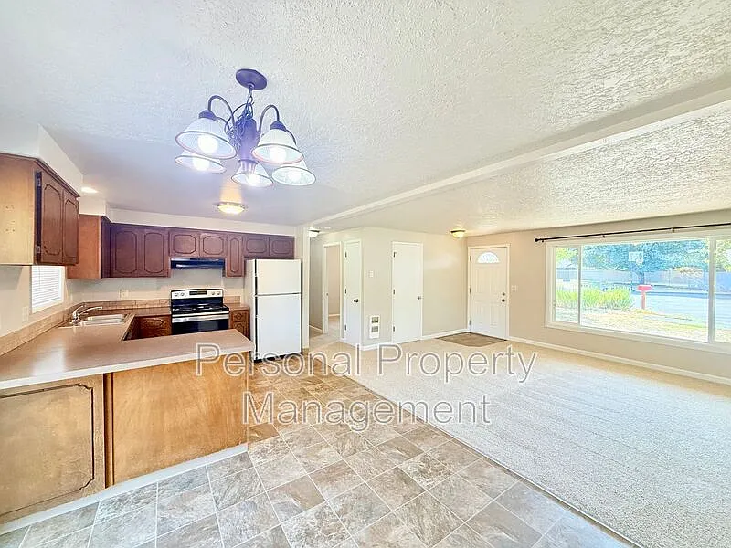 3 bed, 2.0 bath, 984 sqft, $2,395 — Photo 4