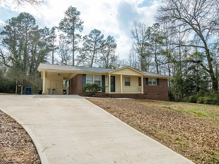 105 Cedar Dr — Photo 3