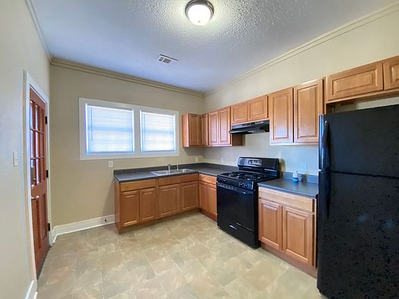 2nd image of 2323 E 2nd St #B