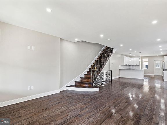 2nd image of 1821 W Porter St