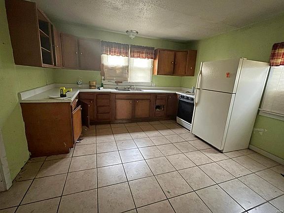 2nd image of 609 E Main St