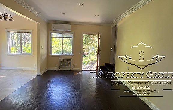 3rd image of 325 1/2 E Main St