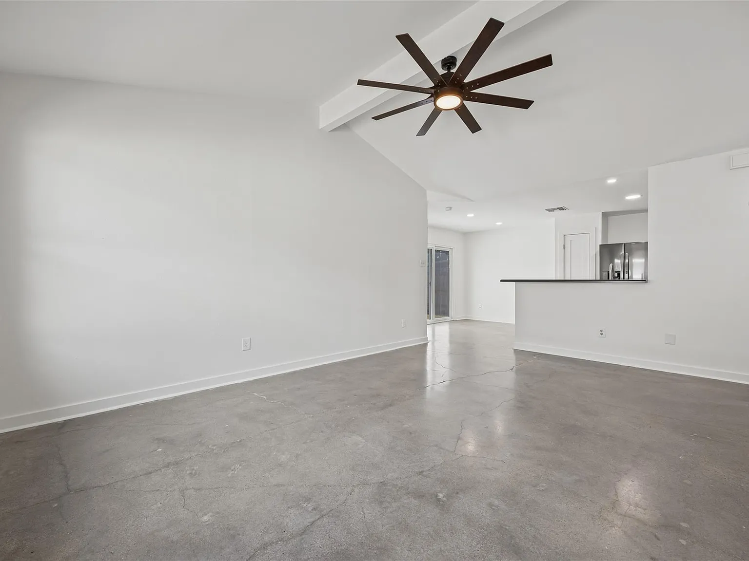 3 bed, 2.0 bath, 1298 sqft, $1,999 — Photo 4