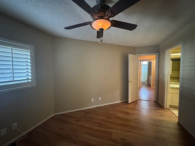 2022 Merrill Ln #6D — Photo 8