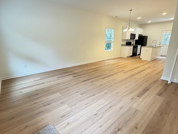 3rd image of 182 Patterson Rd