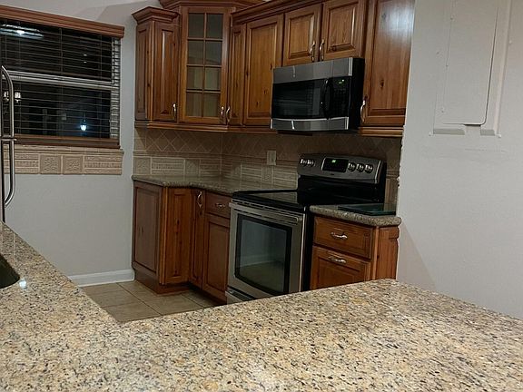3rd image of 232 Maplecrest Cir