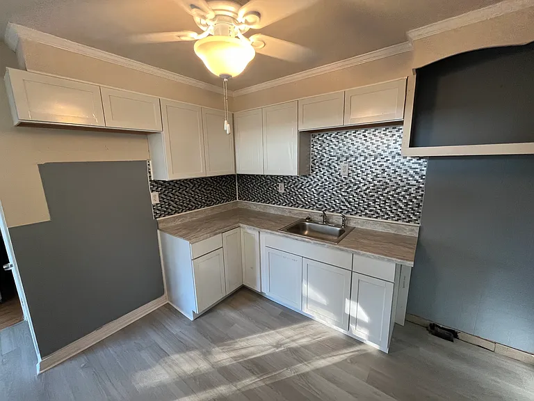 2516 N Dupont Pkwy — Photo 18