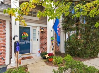 41 W Briarwood Dr #41, Streamwood, IL 60107