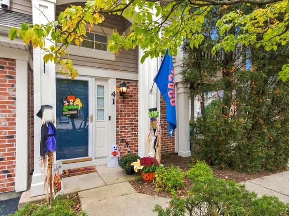 41 W Briarwood Dr #41, Streamwood, IL 60107