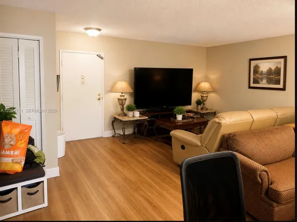 2501 NW 41st Ave APT 302, Lauderhill, FL 33313