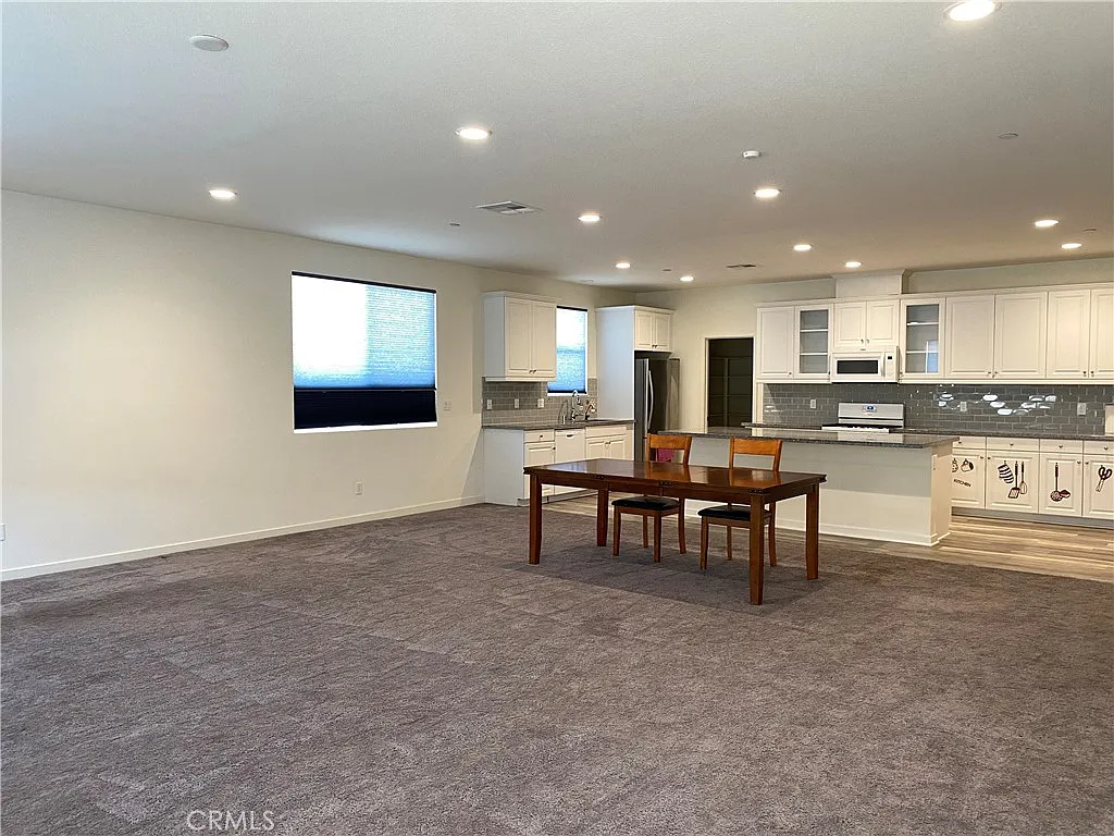 4 bed, 2469 sqft, $3,500 — Photo 2