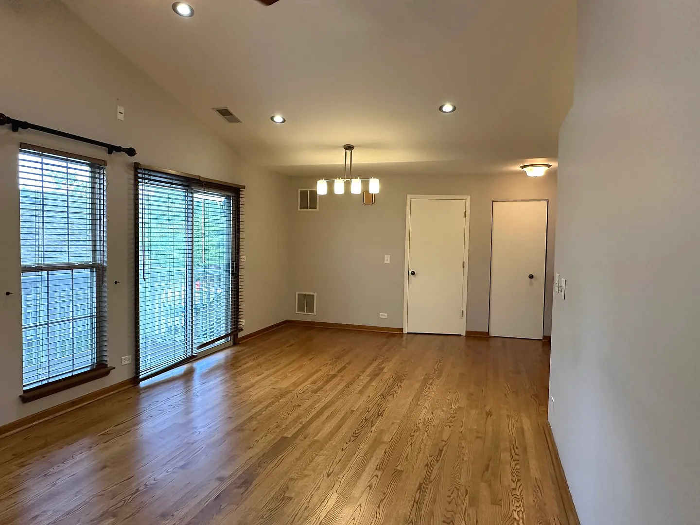 2 bed, 1000 sqft, $2,300 — Photo 3