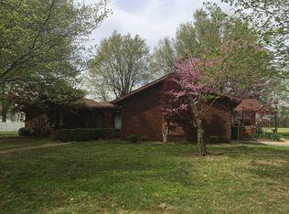 203 Kingsway Dr, Charleston, MO 63834
