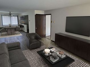 1357 Meadowcreek Dr APT 2, Pewaukee, WI 53072