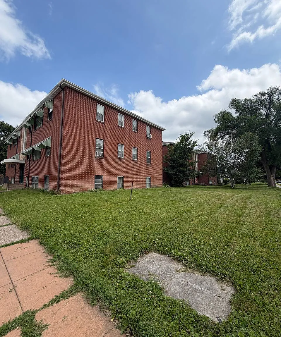 2 bed, 800 sqft, $1,400 — Photo 1